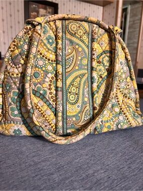 Vera Bradley Elouise in Lemon Parfait with Kiss Clapse